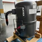 アンロード電磁弁付き圧縮機側面（配管位置確認）