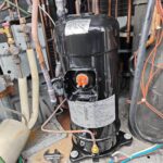 室外機内部　スクロール圧縮機取付後