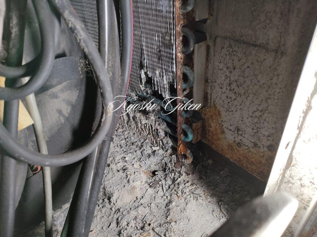 室外機熱交換器の右下部にて経年劣化による腐食でガス漏れしていた箇所を確認しました。