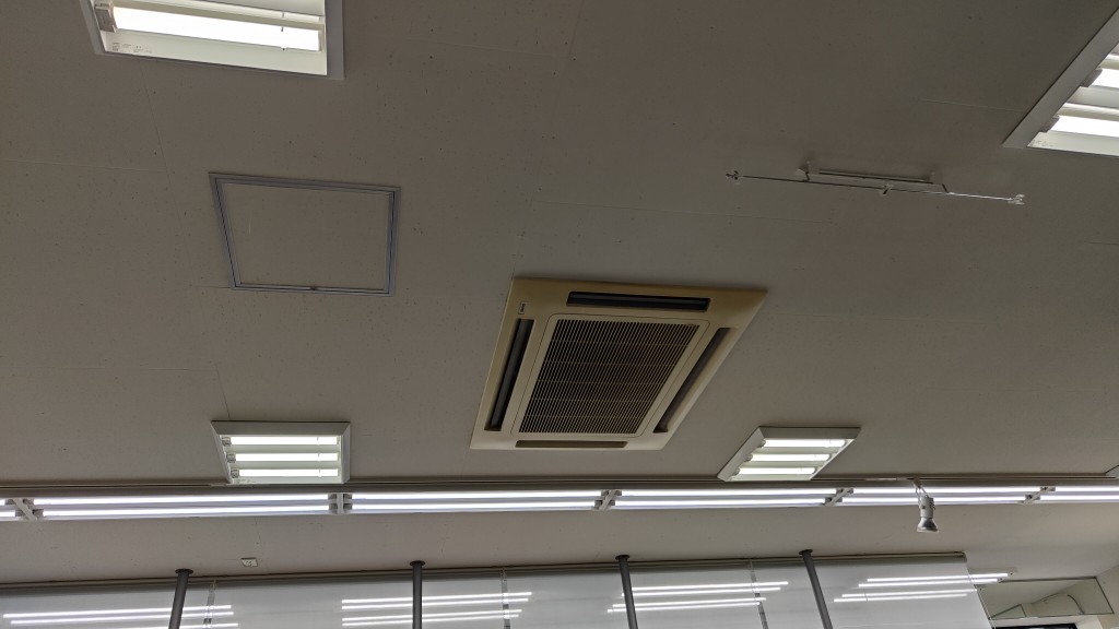 浜松市で業務用エアコンの更新工事を実施、更新前の三洋製の室内機
