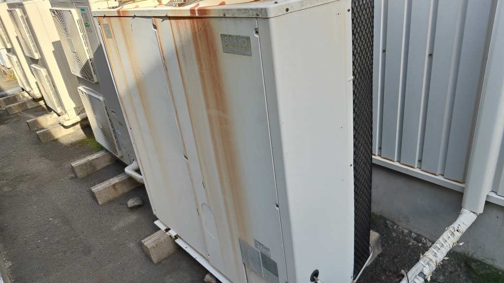 浜松市で業務用エアコンの更新工事を実施、更新前の三洋製の室外機の様子