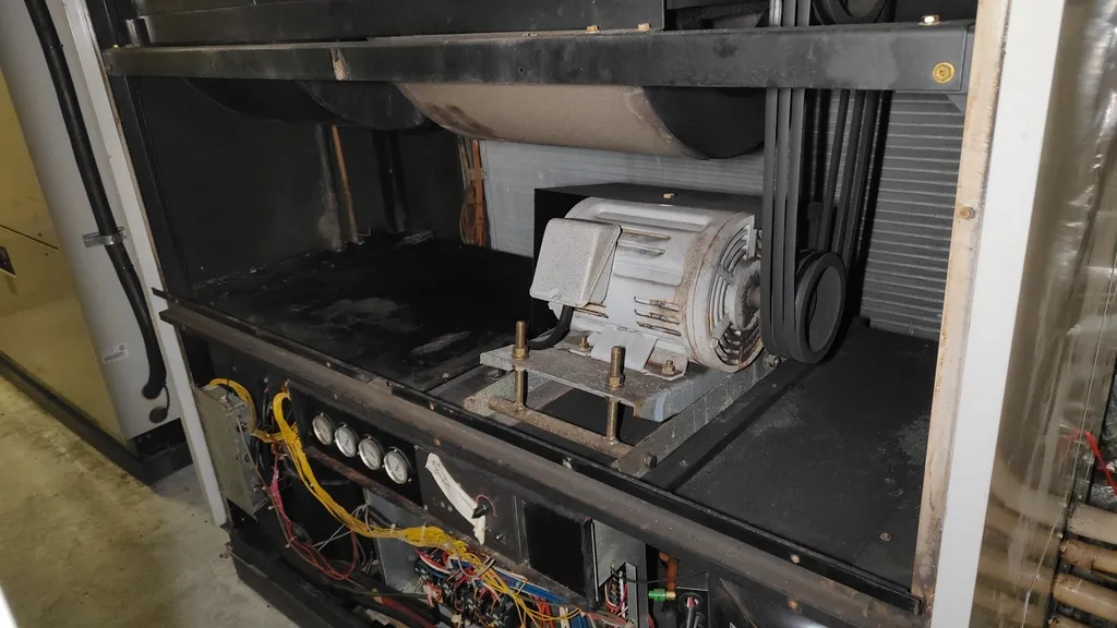 設備用エアコン室内機内部2枚目